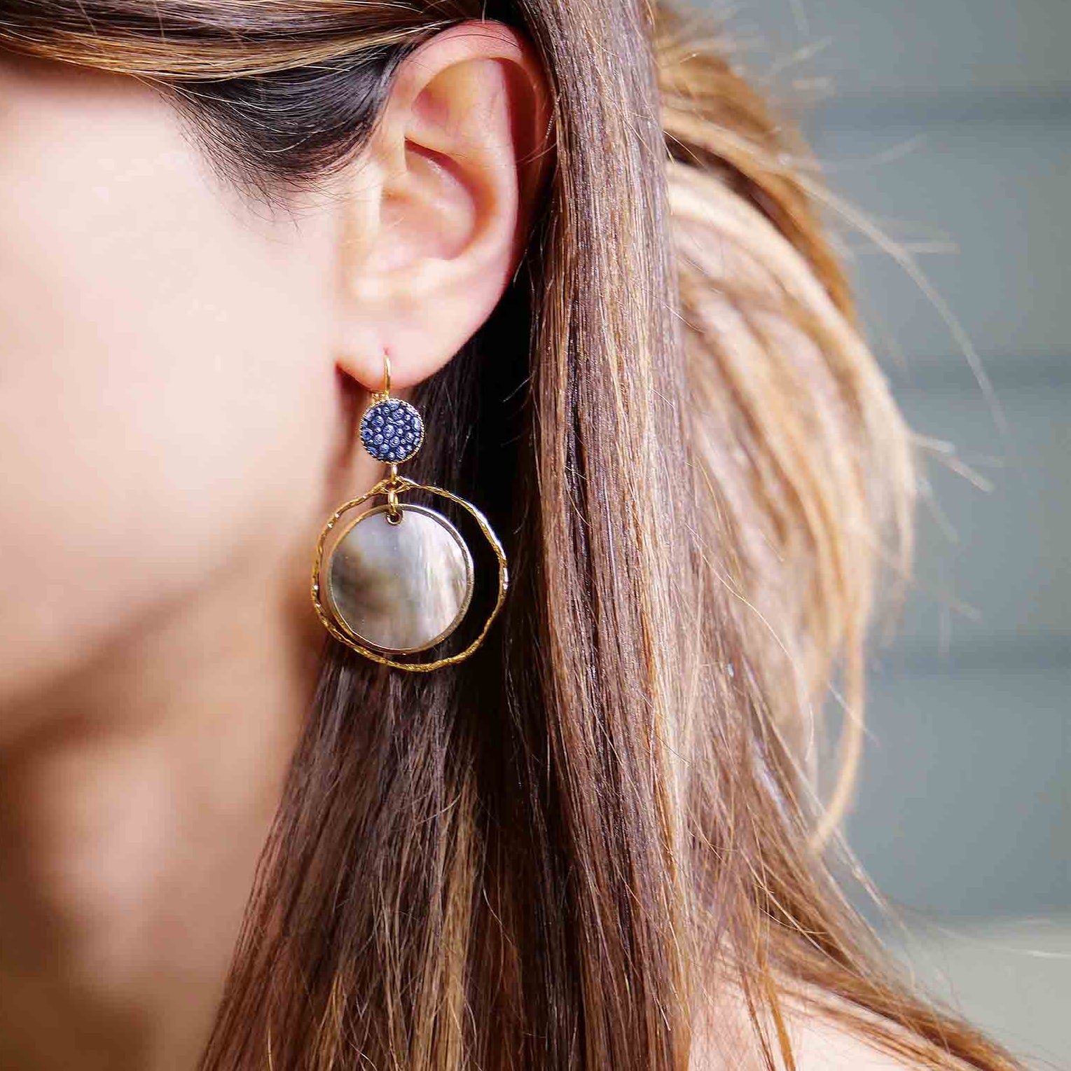 Boucles d'oreilles créoles dorées l'or fin nacre coquillage grise cuir bleu