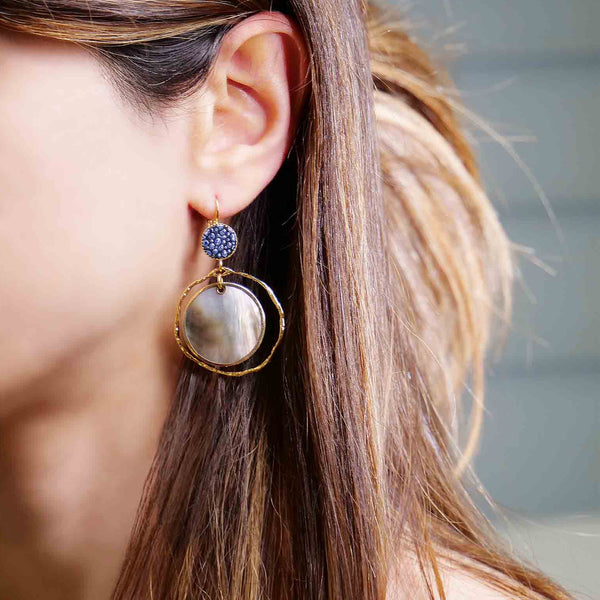 Boucles d'oreilles créoles dorées l'or fin nacre coquillage grise cuir bleu