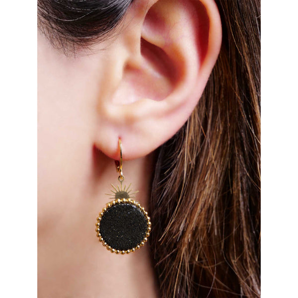 petites boucles d'oreilles soleil cuirs pailletés acier doré or fin noir
