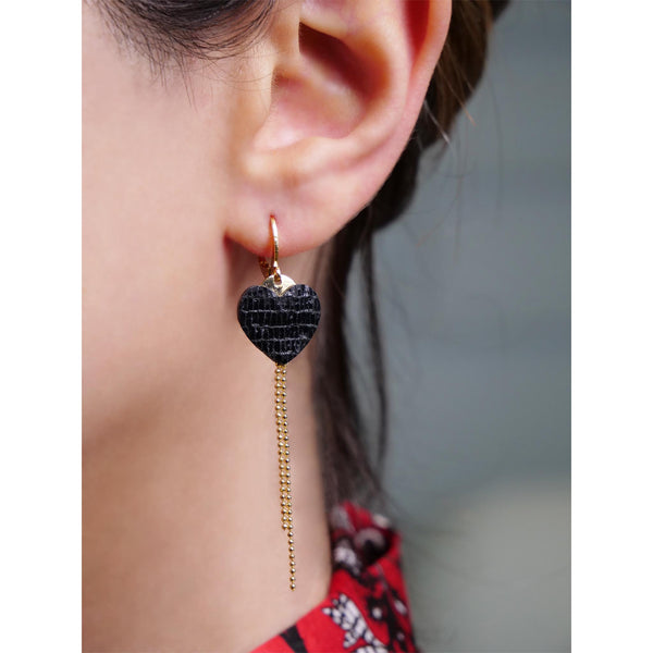 fines boucles d'oreilles dorées cœur cuir noir brillant serpent