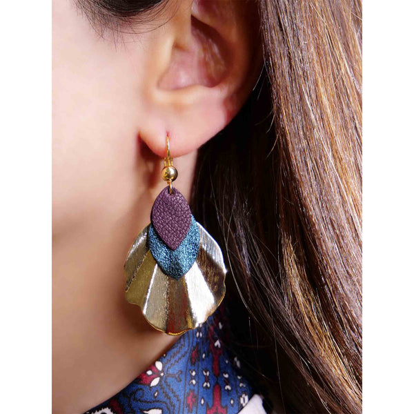 boucles d'oreilles dorées colorées forme coquillages bleu pailleté