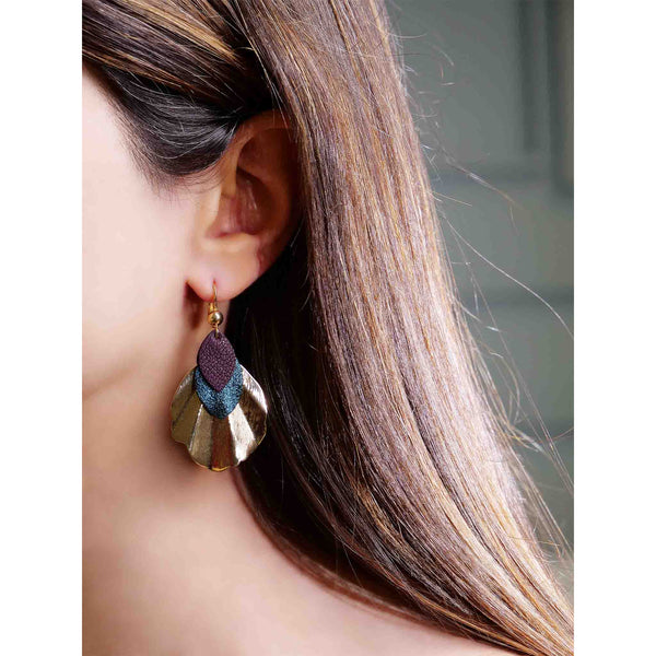 boucles d'oreilles dorées colorées forme coquillages bleu pailleté