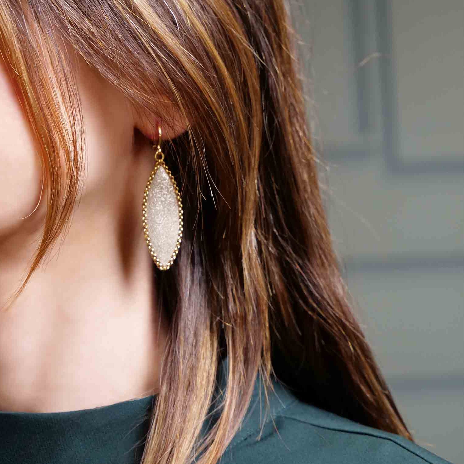 boucles d'oreilles forme épi cuir champagne pailleté argent