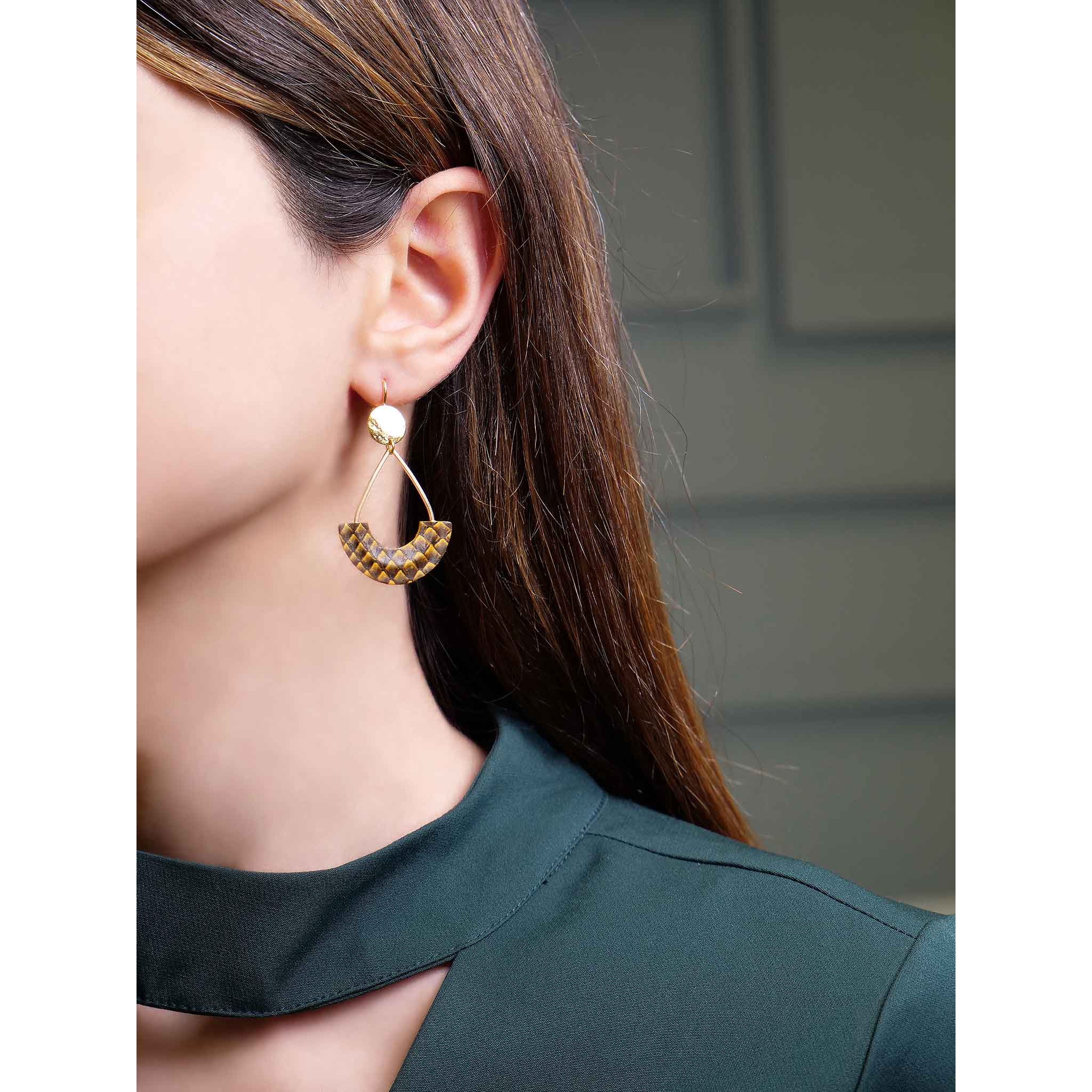 boucles d'oreilles légères dorées l'or fin cuirs marins saumon ocre écaille