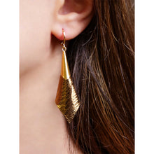 Charger l&#39;image dans la galerie, boucles d&#39;oreilles dorées colorées cônes cuirs bronze brillant façon serpent
