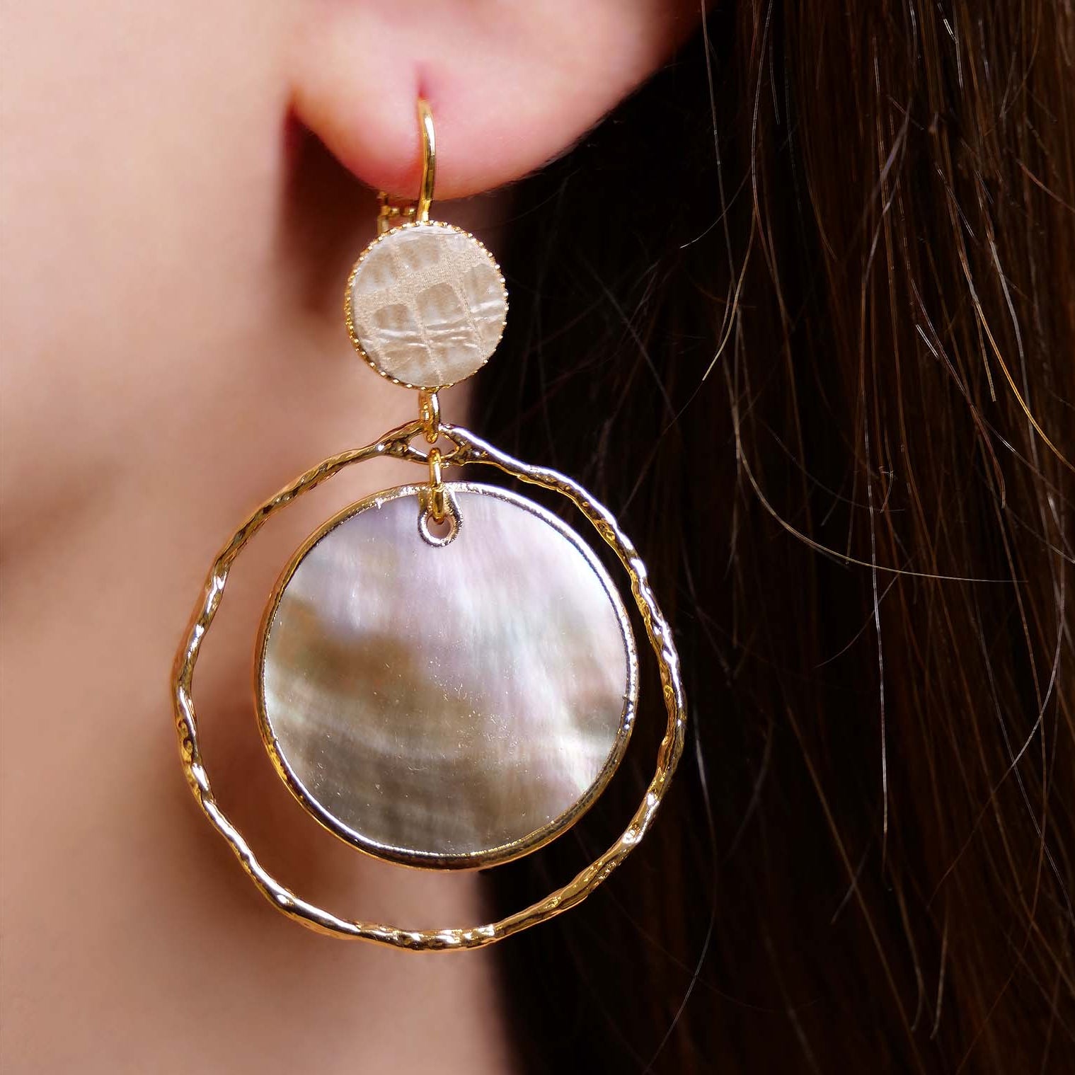 Boucles d'oreilles créoles dorées l'or fin nacre coquillage grise cuir beige