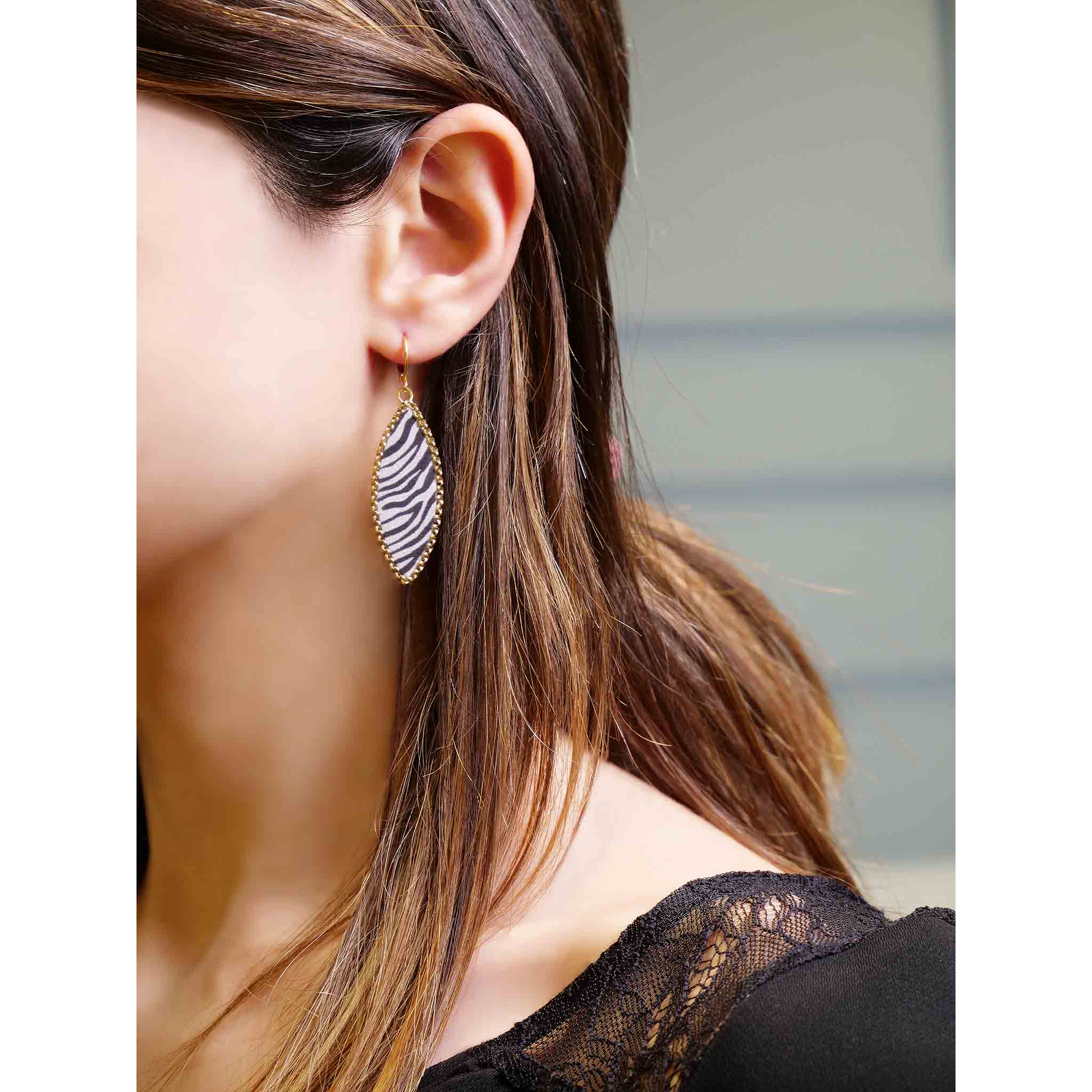 boucles d'oreilles doré or fin forme épi cuir zébré noir