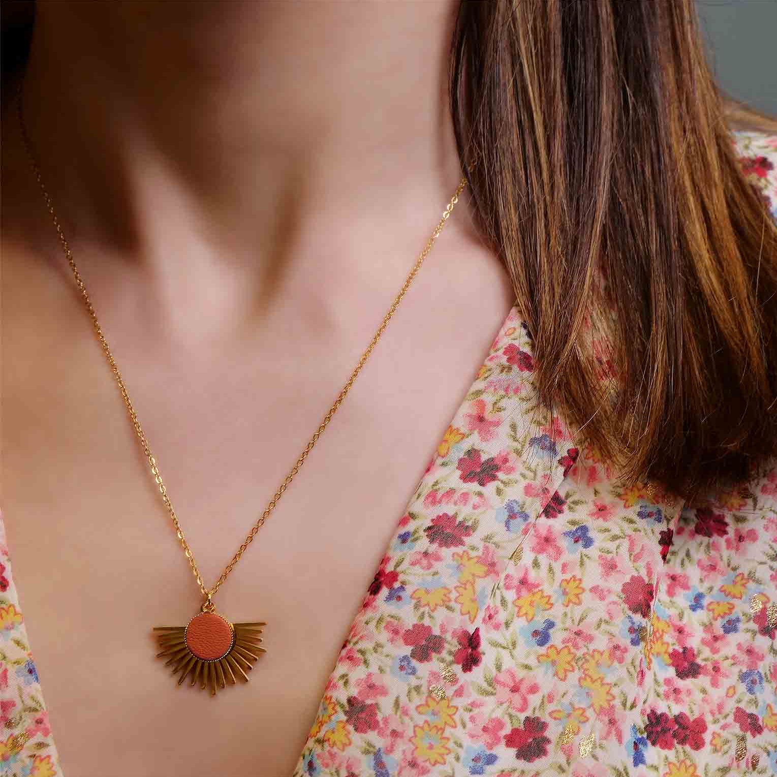 collier pendentif soleil cuir saumon coloré acier doré