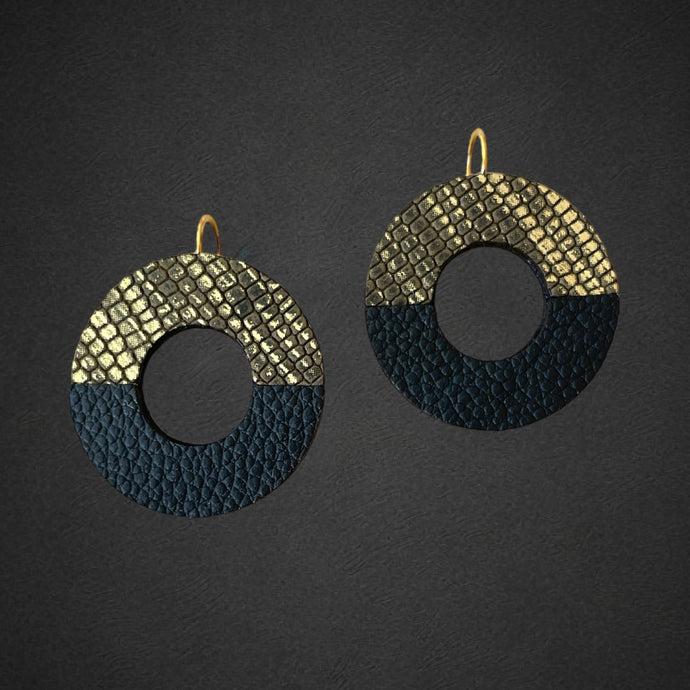 boucles d'oreilles, rondes en forme d'anneaux bicolores en cuirs Taupe or façon serpent et noir grainé, sur fond noir