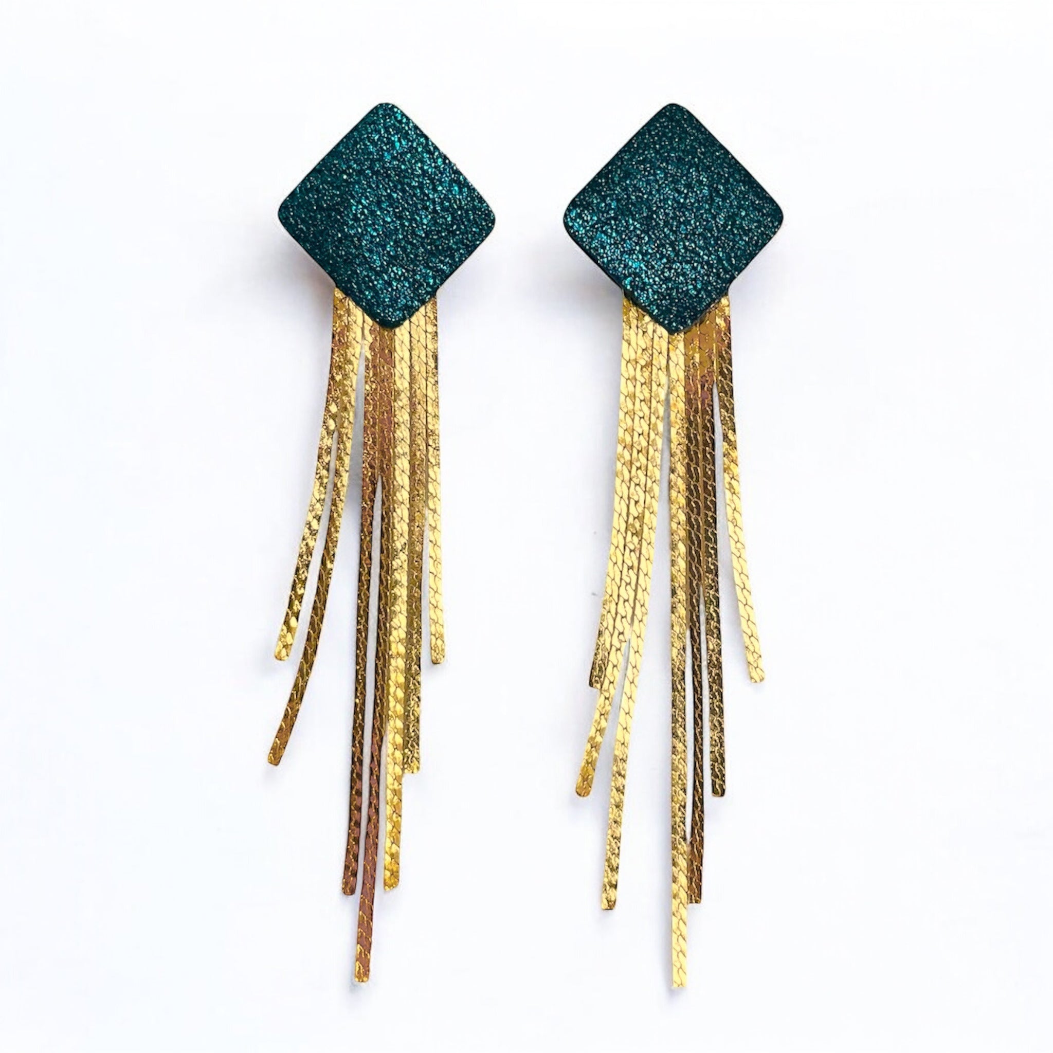 Puces d'oreilles losanges en cuir bleu paon pailleté avec leurs cascades de fines chaînettes dorées, sur fond blanc