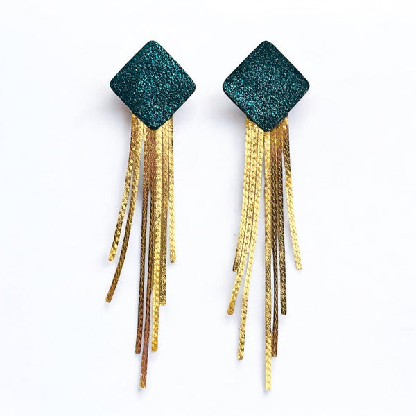 Puces d'oreilles losanges en cuir bleu paon pailleté avec leurs cascades de fines chaînettes dorées, sur fond blanc