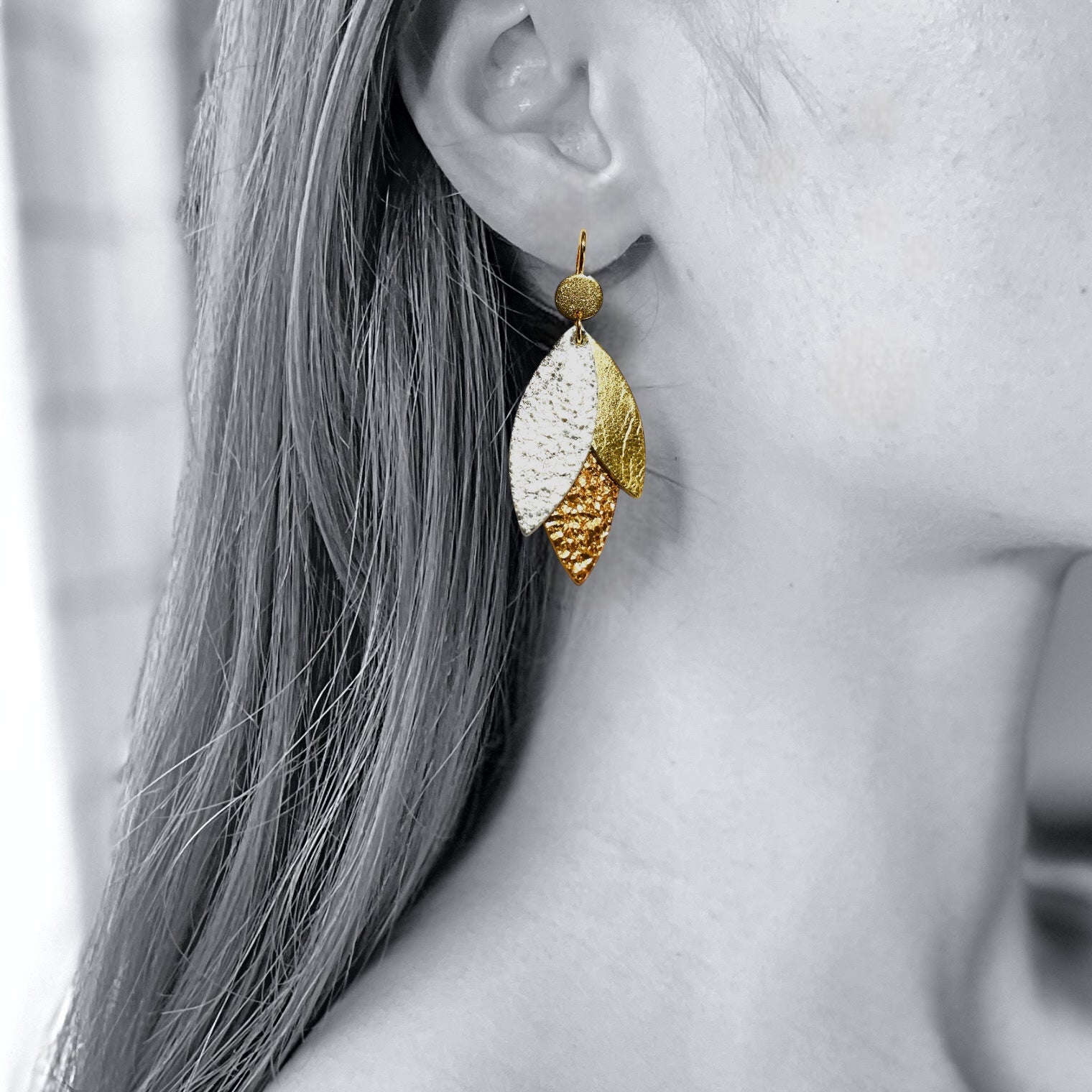 Boucle d'oreille dorée Nune modèle Ombline en cuirs 3 Ors portée à l'oreille