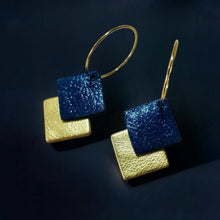 Charger l&#39;image dans la galerie, NUNE boucles d&#39;oreilles créoles Adalis dorées et duo de losanges en cuirs bleu marine pailleté et doré brillant sur fond bleu nuit
