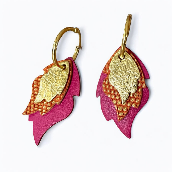 Créoles dorées avec 3 pendentifs modulables en forme de flammes en cuirs doré brillant, orangé or façon serpent et fushia, vues de biais sur fond blanc