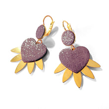 Charger l&#39;image dans la galerie, NUNE Boucles d&#39;oreilles dorées en forme de cœurs style ex-voto en cuir pailleté recyclé parme pailleté argent, sur fond blanc
