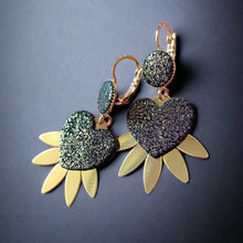 Charger l&#39;image dans la galerie, NUNE Boucles d&#39;oreilles dorées en forme de cœurs style ex-voto en cuir pailleté recyclé noir pailleté irisé, sur fond noir
