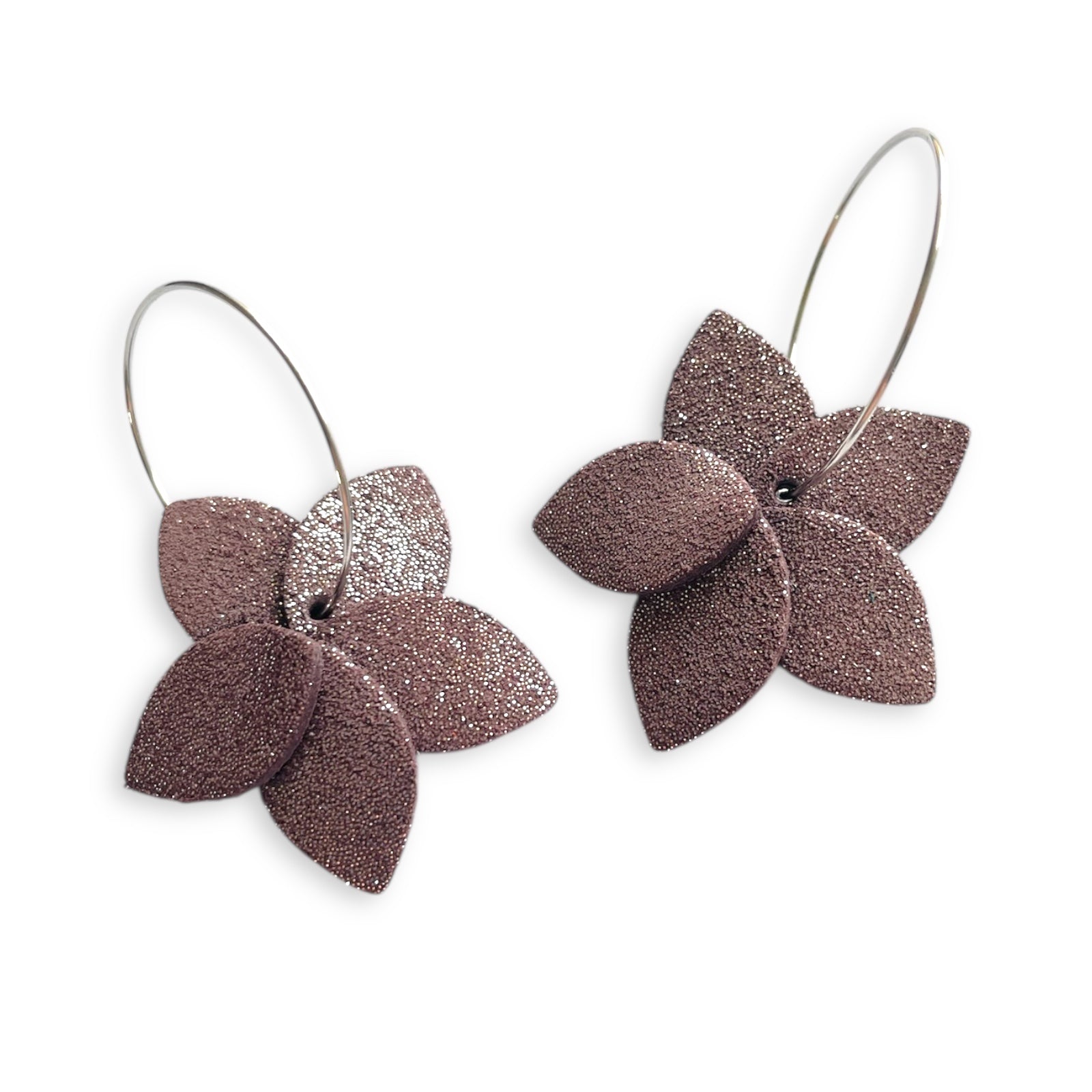 Nune 2 petites boucles d'oreilles créoles Jasmin Argenté Pailleté en cuir parme pailleté argent, sur fond blanc