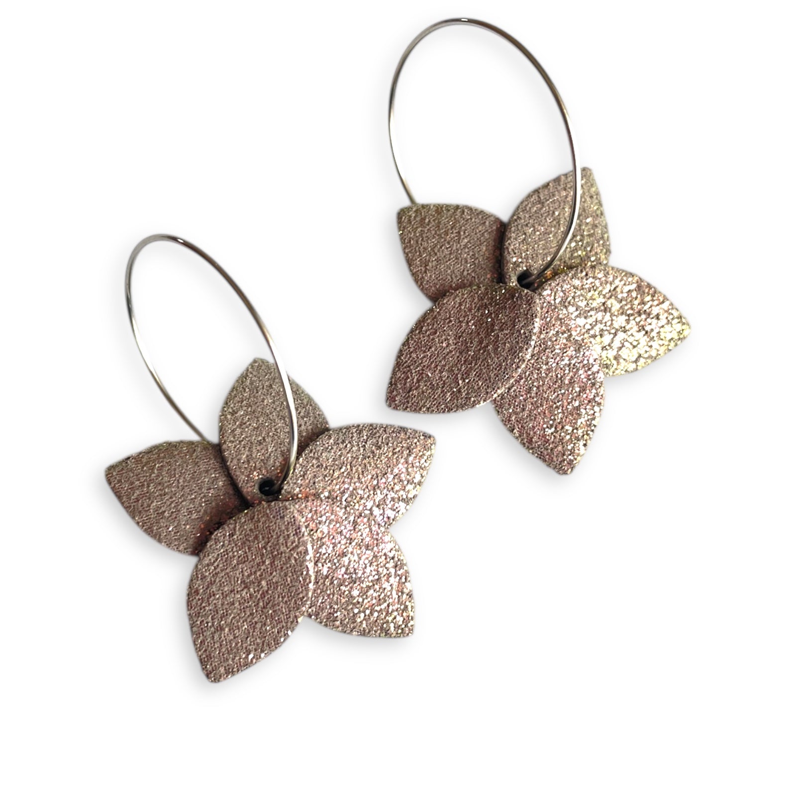 Nune 2 petites boucles d'oreilles créoles Jasmin Argenté Pailleté en cuir gris pailleté irisé, sur fond blanc