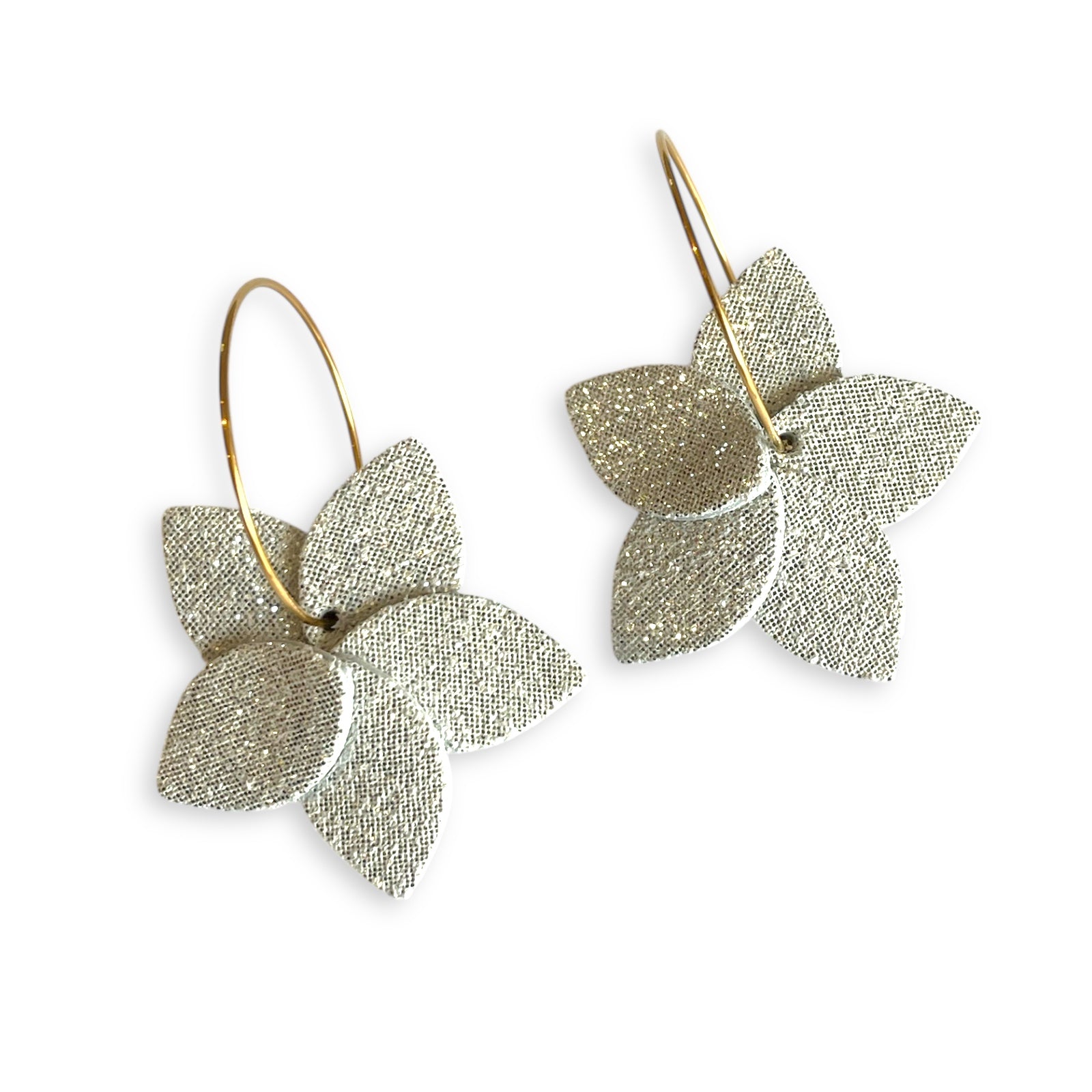 Nune petites boucles d'oreilles créoles Jasmin Pailleté en cuir blanc pailleté argent et anneaux dorés, sur fond blanc
