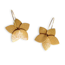 Charger l&#39;image dans la galerie, Nune petites boucles d&#39;oreilles créoles Jasmin Pailleté en cuir beige pailleté irisé et anneaux dorés, sur fond blanc
