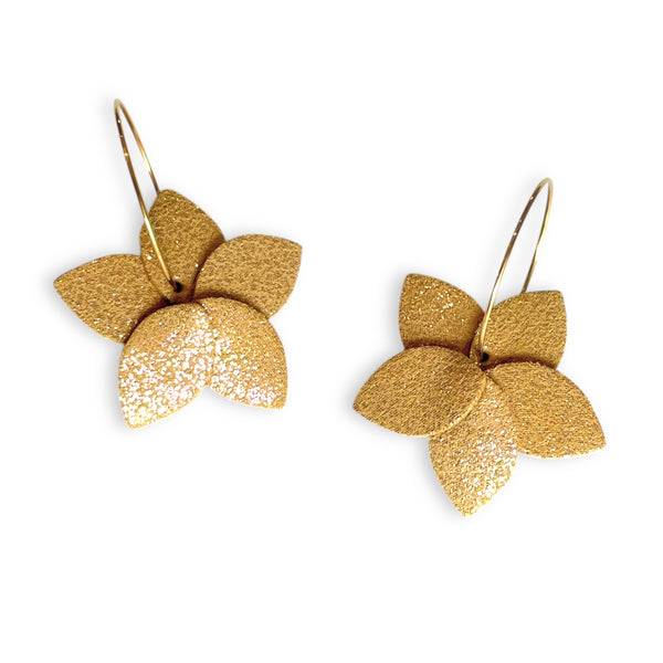 Nune petites boucles d'oreilles créoles Jasmin Pailleté en cuir beige pailleté irisé et anneaux dorés, sur fond blanc