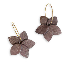 Charger l&#39;image dans la galerie, Nune petites boucles d&#39;oreilles créoles Jasmin Pailleté en cuir parme pailleté argent et anneaux dorés, sur fond blanc
