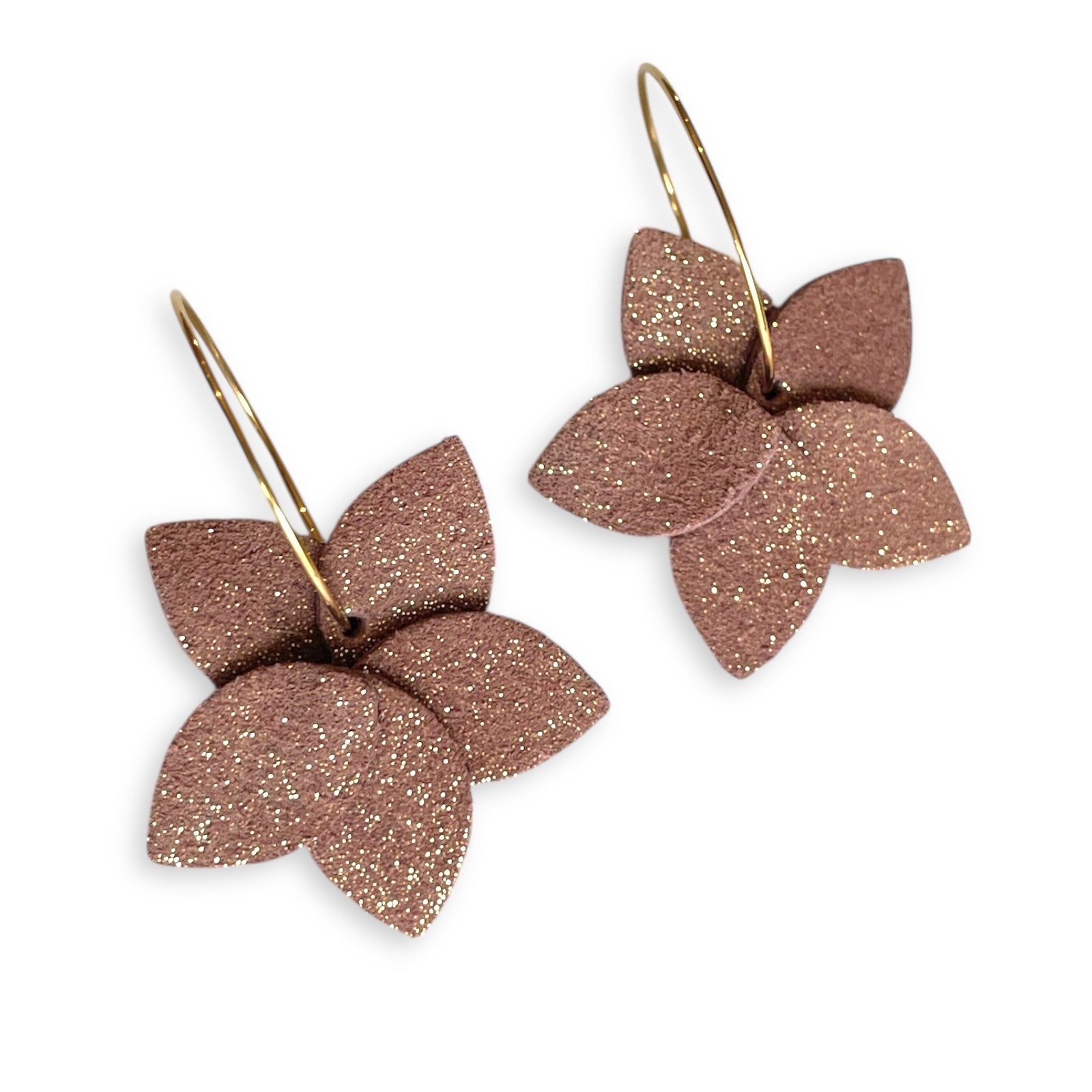 Nune petites boucles d'oreilles créoles Jasmin Pailleté en cuir vieux rose pailleté or et anneaux dorés, sur fond blanc