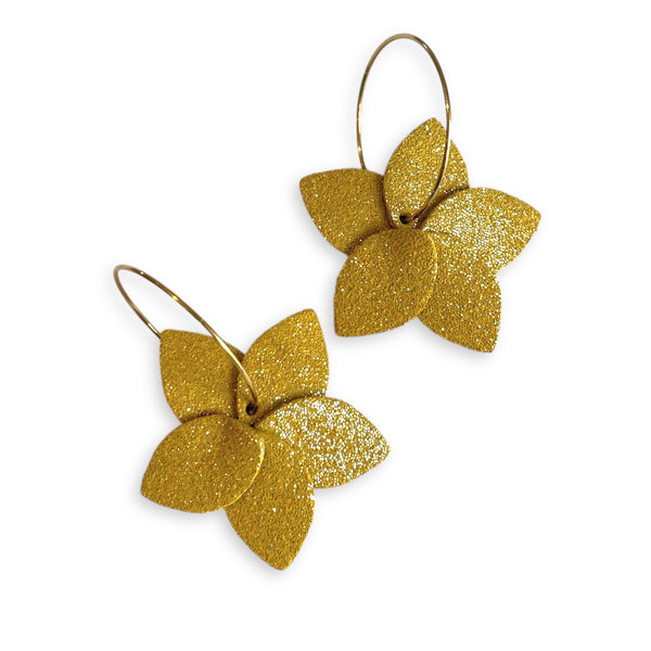 Nune petites boucles d'oreilles créoles Jasmin Pailleté en cuir safran pailleté argent et anneaux dorés, sur fond blanc