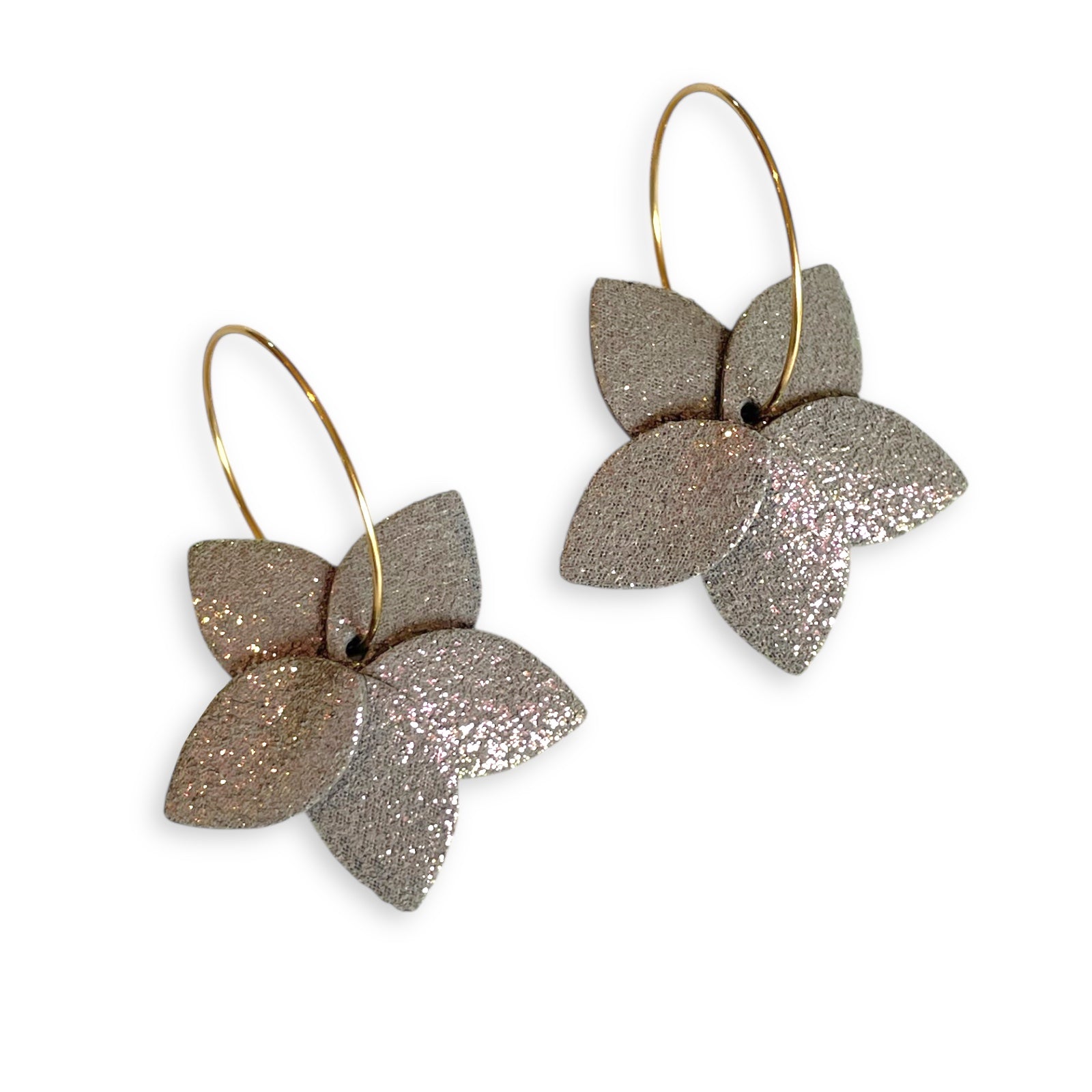 Nune petites boucles d'oreilles créoles Jasmin Pailleté en cuir gris pailleté irisé et anneaux dorés, sur fond blanc