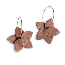 Charger l&#39;image dans la galerie, Nune 2 petites boucles d&#39;oreilles créoles Jasmin Argenté Pailleté en cuir vieux rose pailleté or, sur fond blanc
