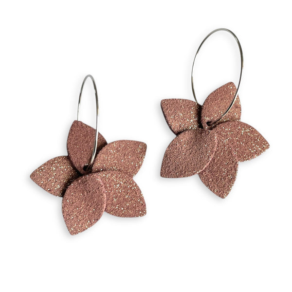 Nune 2 petites boucles d'oreilles créoles Jasmin Argenté Pailleté en cuir vieux rose pailleté or, sur fond blanc