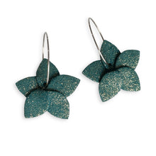 Charger l&#39;image dans la galerie, Nune 2 petites boucles d&#39;oreilles créoles Jasmin Argenté Pailleté en cuir vert canard pailleté or, sur fond blanc
