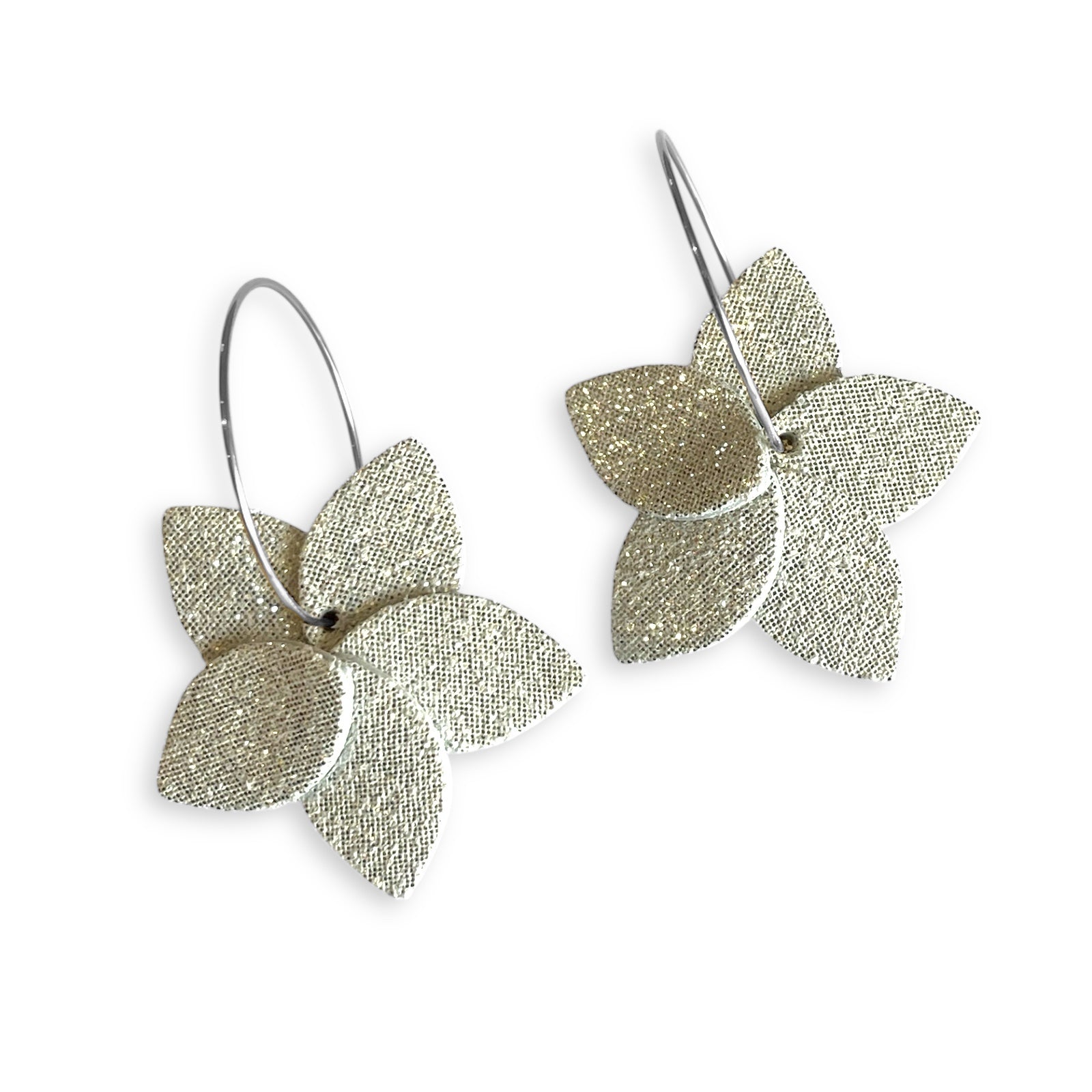 Nune 2 petites boucles d'oreilles créoles Jasmin Argenté Pailleté en cuir blanc pailleté argent, sur fond blanc