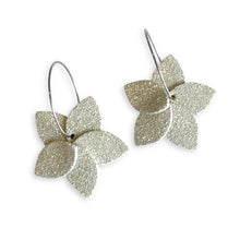 Charger l&#39;image dans la galerie, Nune 2 petites boucles d&#39;oreilles créoles Jasmin Argenté Pailleté en cuir blanc pailleté argent, sur fond blanc
