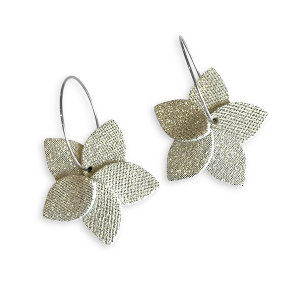Nune 2 petites boucles d'oreilles créoles Jasmin Argenté Pailleté en cuir blanc pailleté argent, sur fond blanc