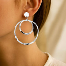 Charger l&#39;image dans la galerie, Grandes boucles d&#39;oreilles créoles argentées à double anneau en métal martelé, montées sur puces, portées aux oreilles
