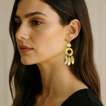 Charger l&#39;image dans la galerie, Longues boucles d&#39;oreilles dorées à l&#39;or fin en métal martelé, de style ethnique bohème chic, avec leurs pampilles en forme de plumes, portées aux oreilles
