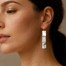 Charger l&#39;image dans la galerie, Boucles d&#39;oreilles pendantes en chapelet de 3 rectangles en métal martelé argenté, portées aux oreilles
