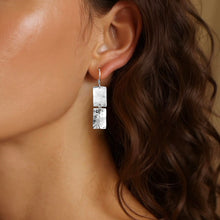 Charger l&#39;image dans la galerie, Boucles d&#39;oreilles pendantes composées de 2 rectangles en métal martelé argentées, portées aux oreilles
