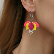 Charger l&#39;image dans la galerie, Créoles argentées en forme de fleurs de Lotus en cuirs rose fluo grainé, jaune citron et fushia métallisé, portées aux oreilles
