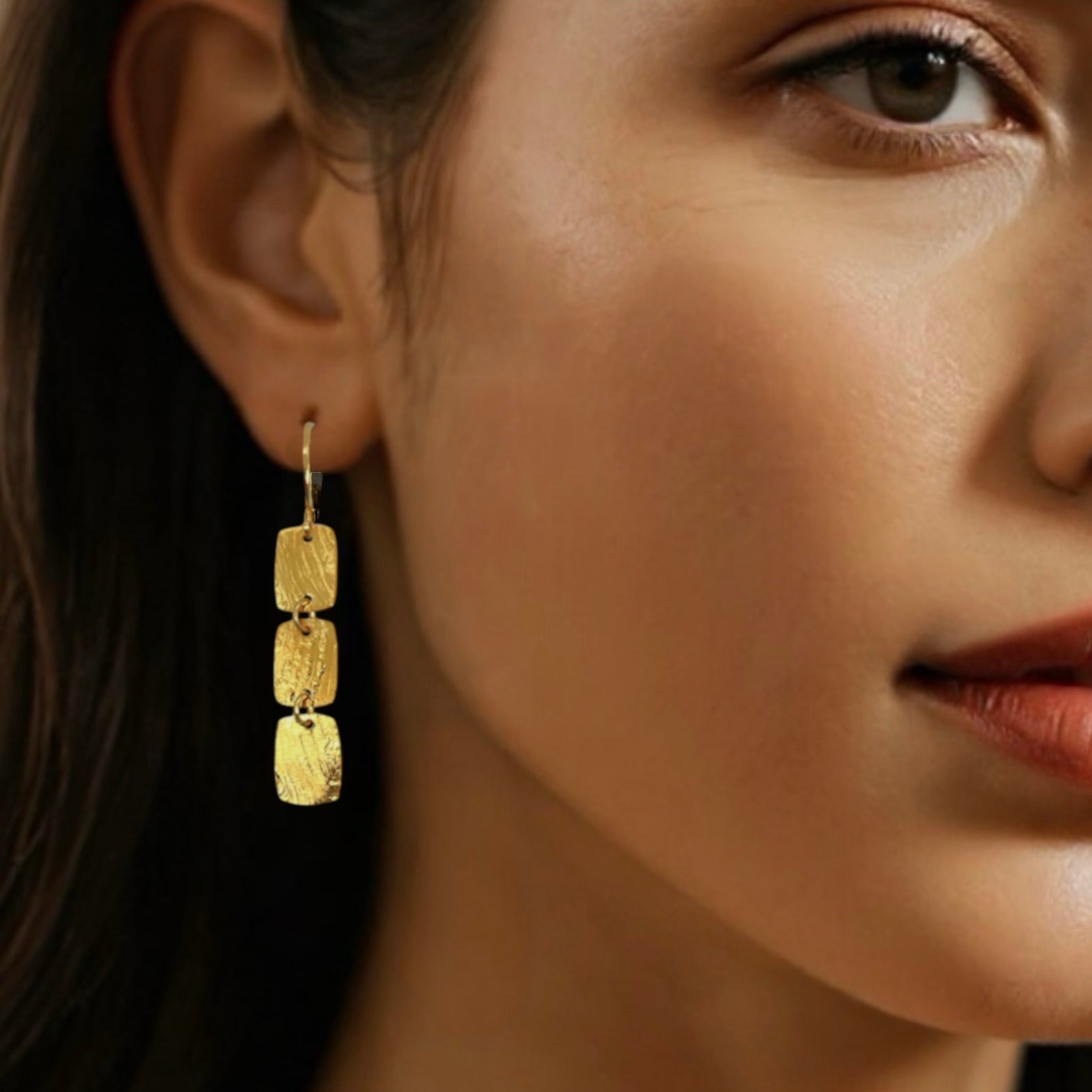 Fines boucles d'oreilles dorées pendantes en chapelet de 3 petits rectangles, portées aux oreilles