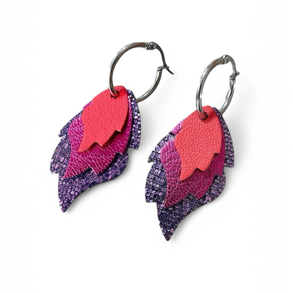 Créoles dorées avec 3 pendentifs modulables en forme de flammes en cuirs saumon, fushia métallisé et violet brillant façon serpent, sur fond blanc