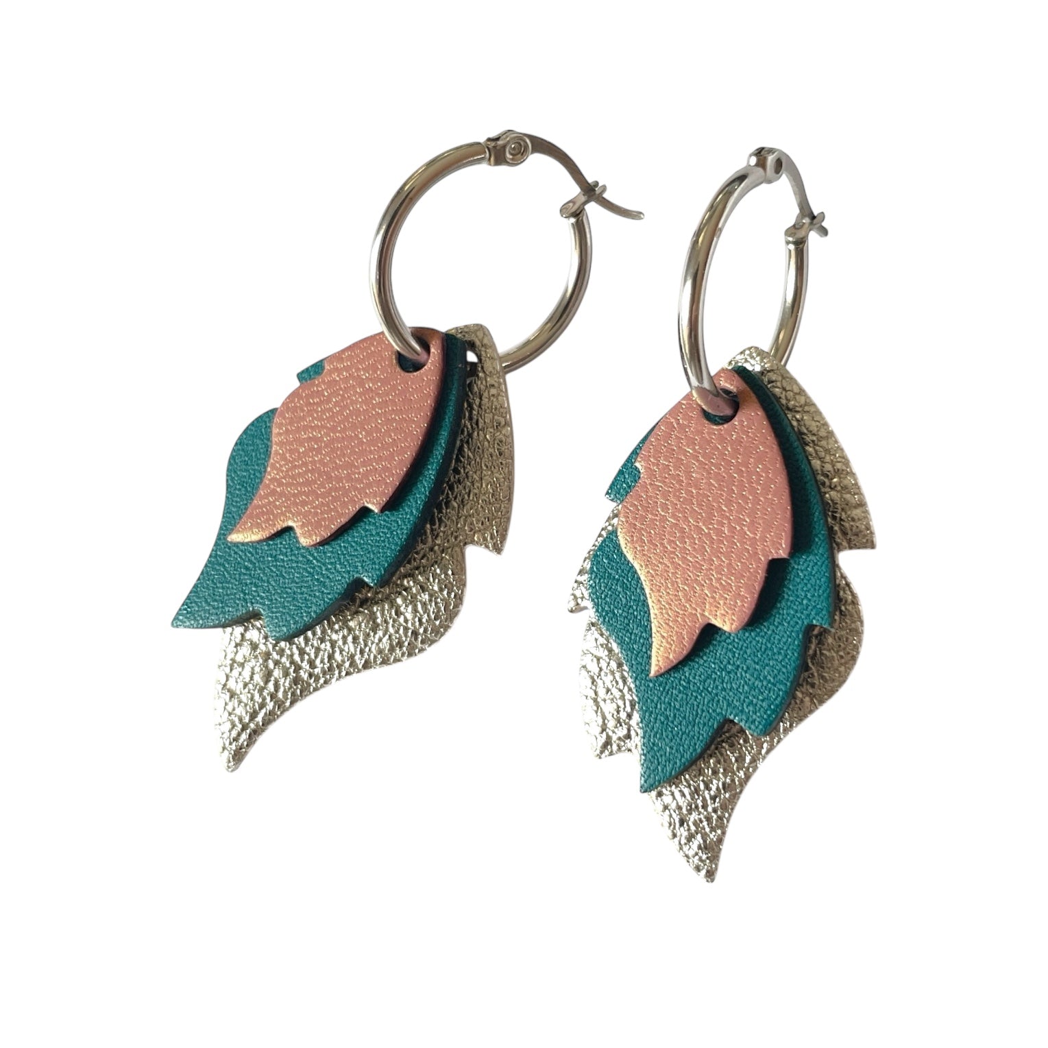 Créoles dorées avec 3 pendentifs modulables en forme de flammes en cuirs vieux rose nacré, vert canard et argent, sur fond blanc