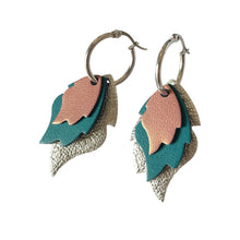 Charger l&#39;image dans la galerie, Créoles dorées avec 3 pendentifs modulables en forme de flammes en cuirs vieux rose nacré, vert canard et argent, sur fond blanc
