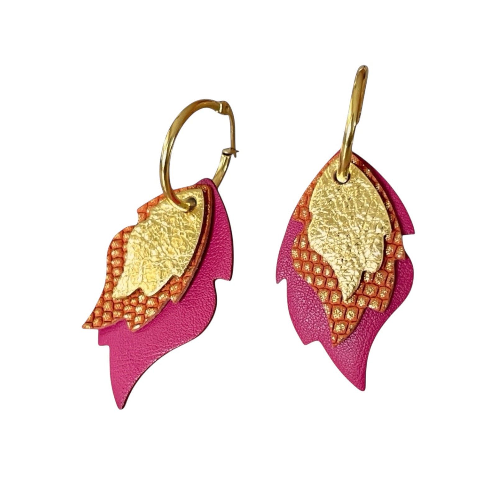 Créoles dorées avec 3 pendentifs modulables en forme de flammes en cuirs doré brillant, orangé or façon serpent et fushia, vues de biais sur fond blanc