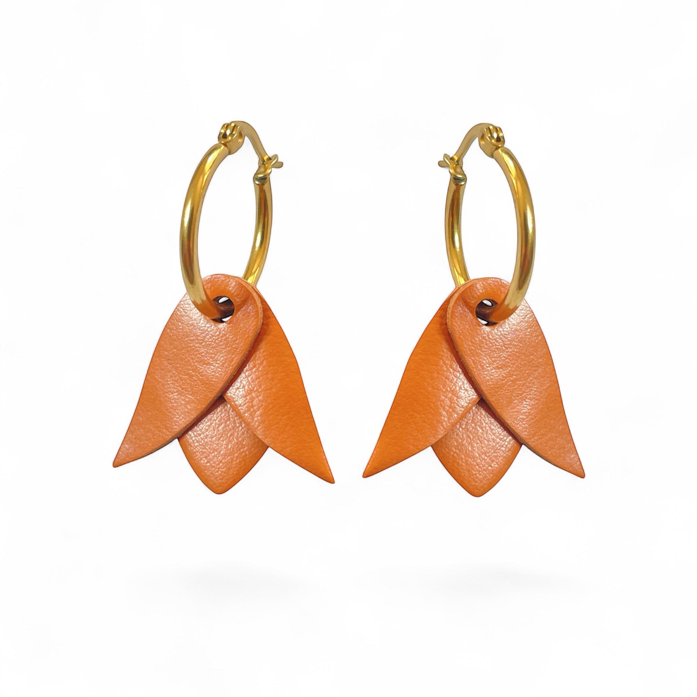 Boucles d'oreilles créoles dorées avec pendentifs légers en cuir orange mandarine en forme de tulipe, sur fond blanc