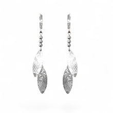 Charger l&#39;image dans la galerie, Longues boucles d&#39;oreilles fines avec double pointes en métal martelé argenté, sur fond blanc

