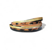 Charger l&#39;image dans la galerie, Solis Bracelet femme tricolore multi liens avec fermoir aimanté doré, en cuirs doré, façon léopard, camel, noir brillant façon serpent, sur fond blanc
