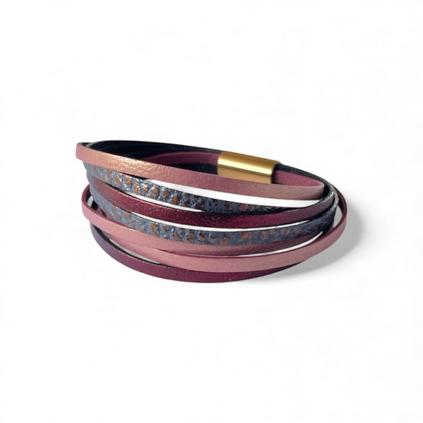 Solis Bracelet femme tricolore multi liens avec fermoir aimanté doré, en cuirs vieux rose nacré, gris mordoré grainé et grenat métallisé, vu de côté, sur fond blanc