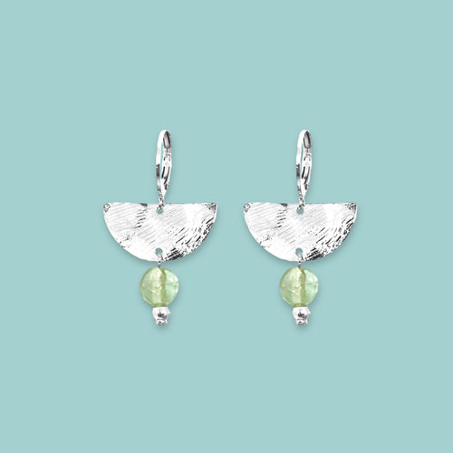 Petites boucles d'oreilles pendantes, de forme demi-lune, en métal martelé argenté et perles de fluorite vert d'eau, sur fond vert pastel